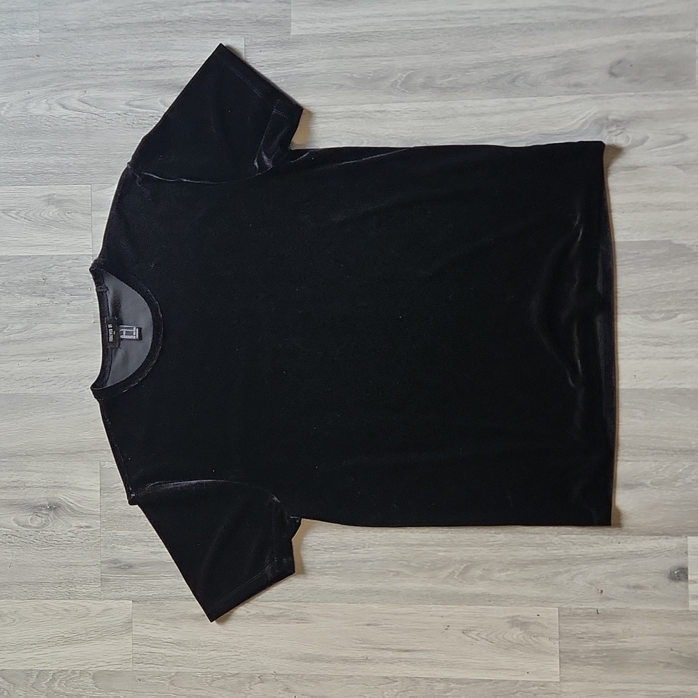 BNWOT FOREVER 21 VELOUR BLACK TEE SIZE LARGE
